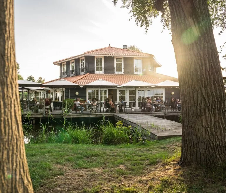 Restaurant 't Ryck aanzicht met zon achter het gebouw.