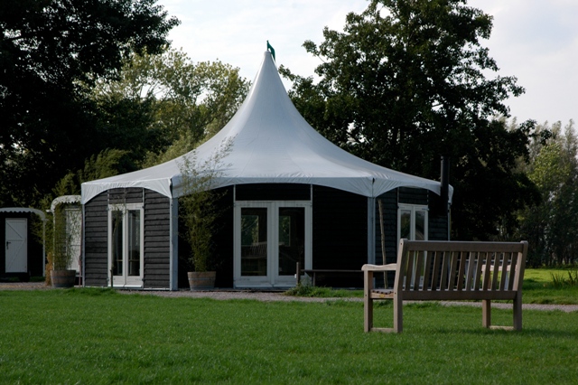 Een van de drie Paviljoenen op een lentedag.