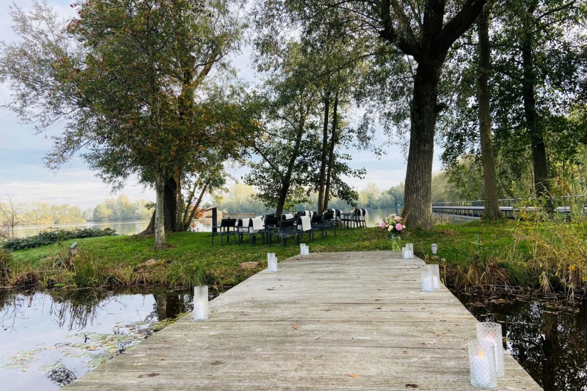 Ceremonie bruiloft op eiland bij Buitenlaats Kameryck