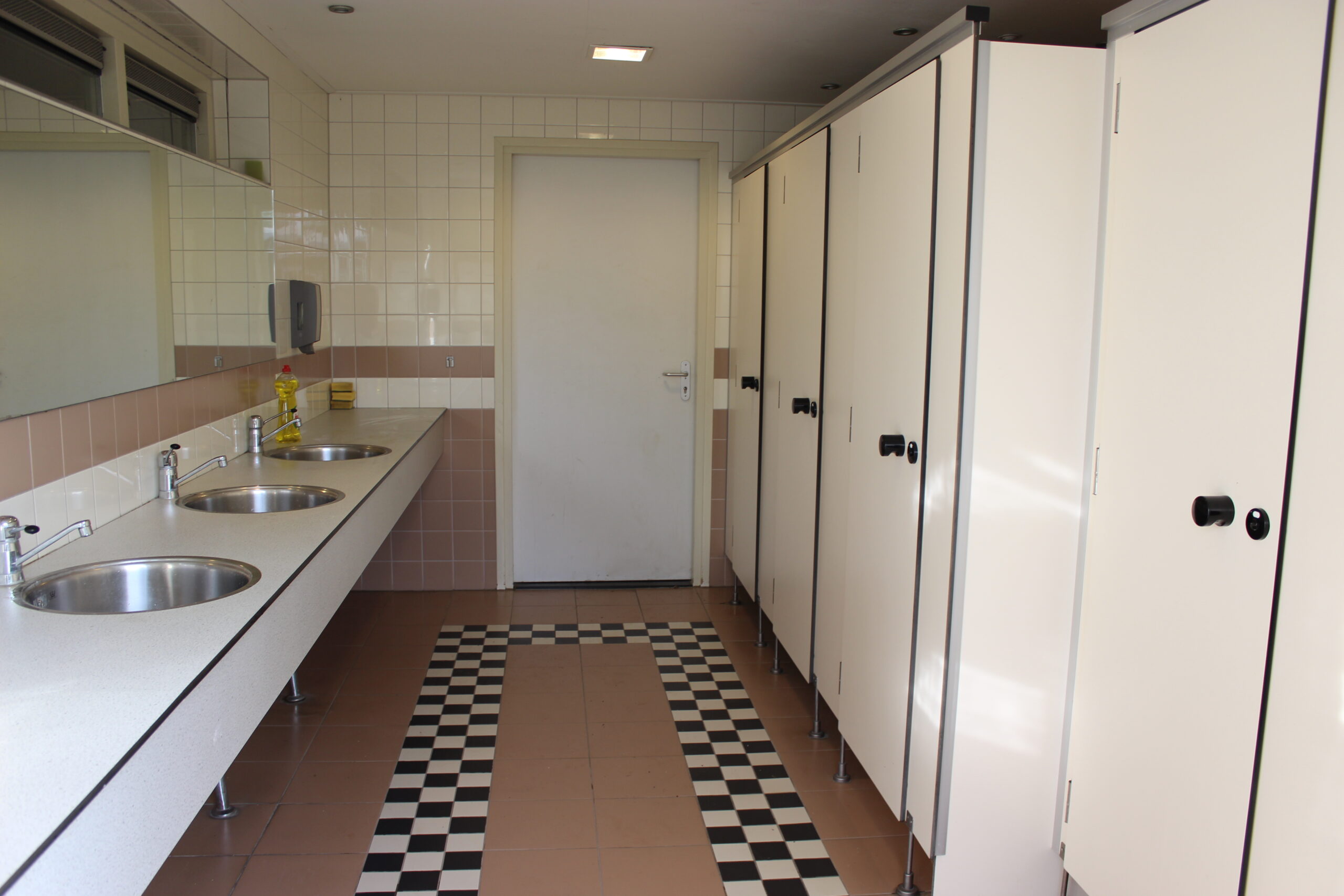 Binnenkant verwarmd Sanitairgebouw