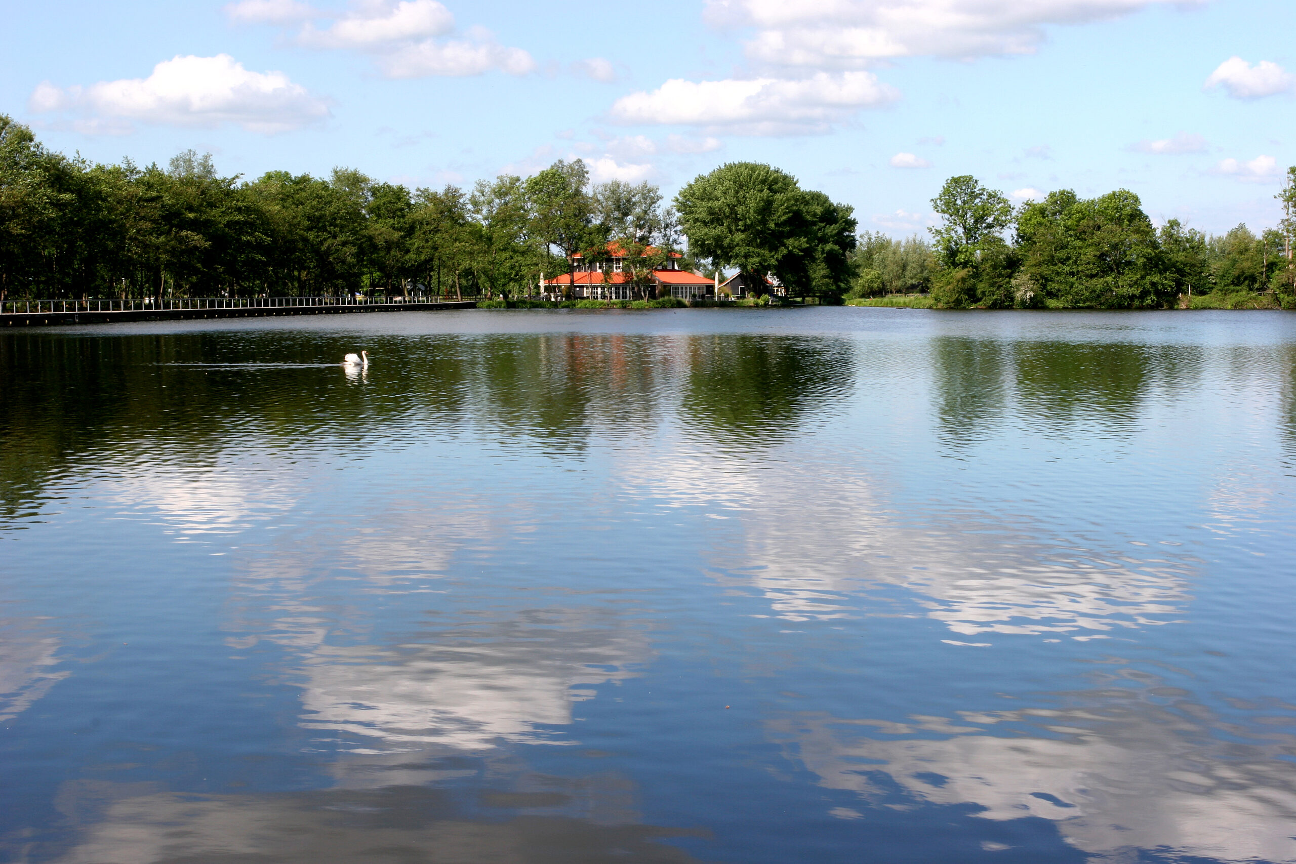 Buitenplaats Kameryck vanaf de plas