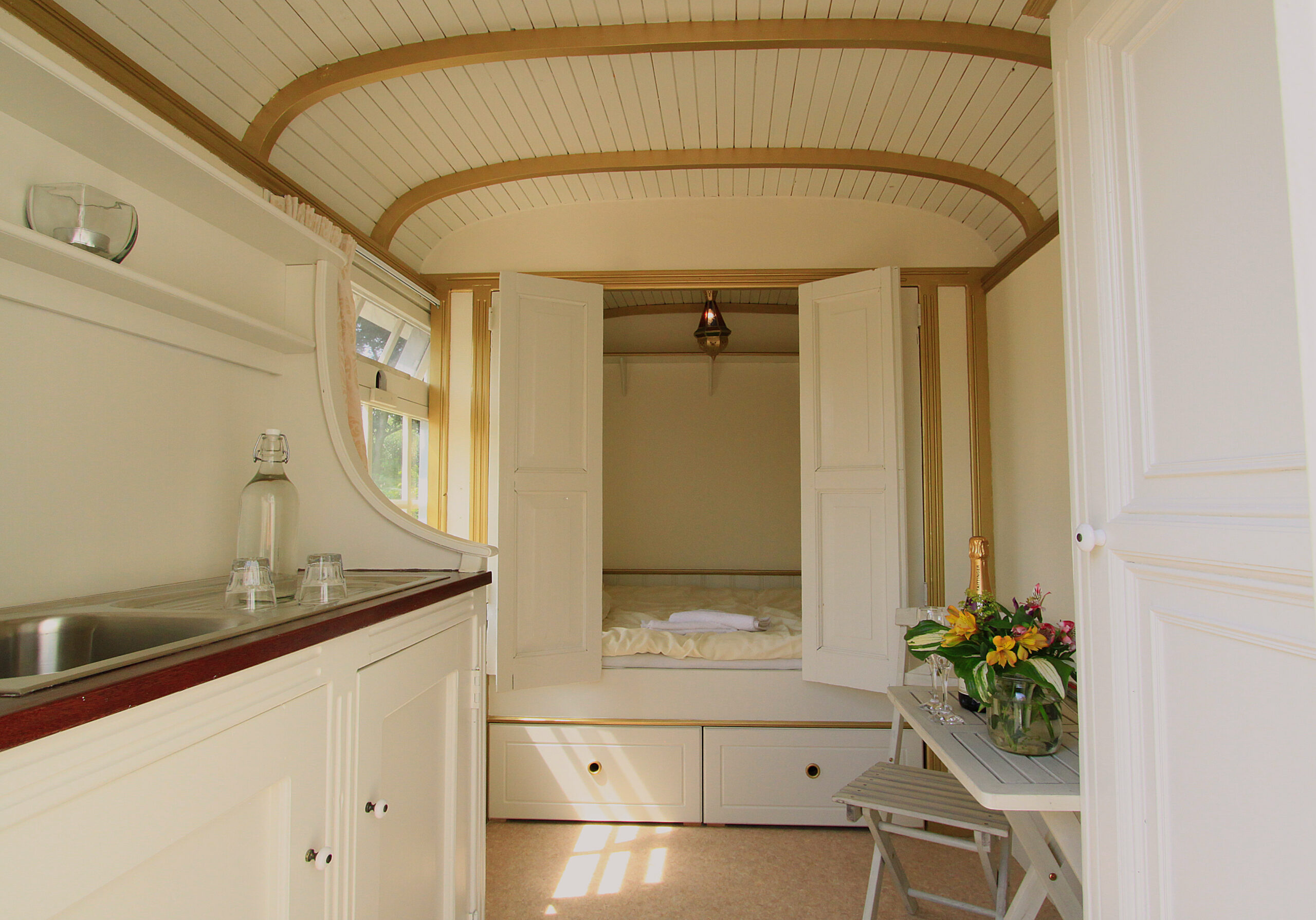 Kameryck veldhuysje bruidssuite met tweepersoons bed.