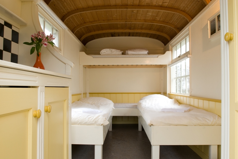 Veldhuysje binnenkant lichtgeel en wit. 3 personen.