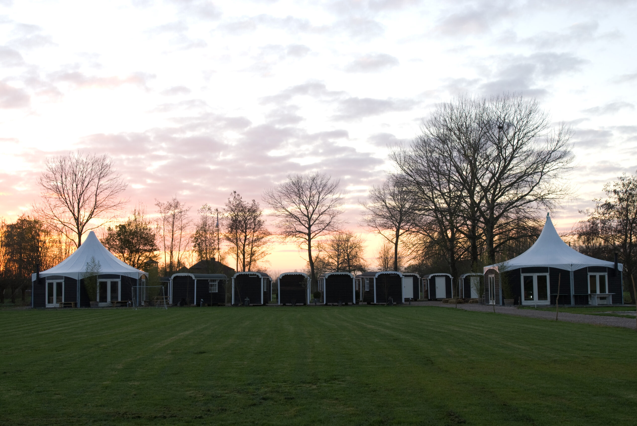 Het Paviljoen met zonsondergang. Landelijk Kameryck.