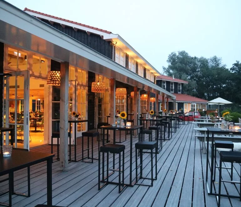 Het terras bij de zalen in de lichte schemer.