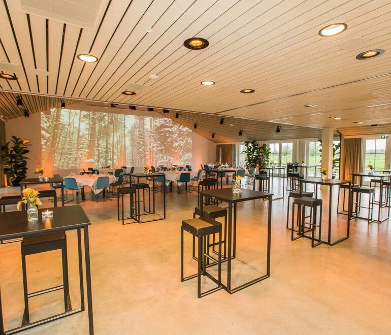 Weideryck met een statafel opstelling.