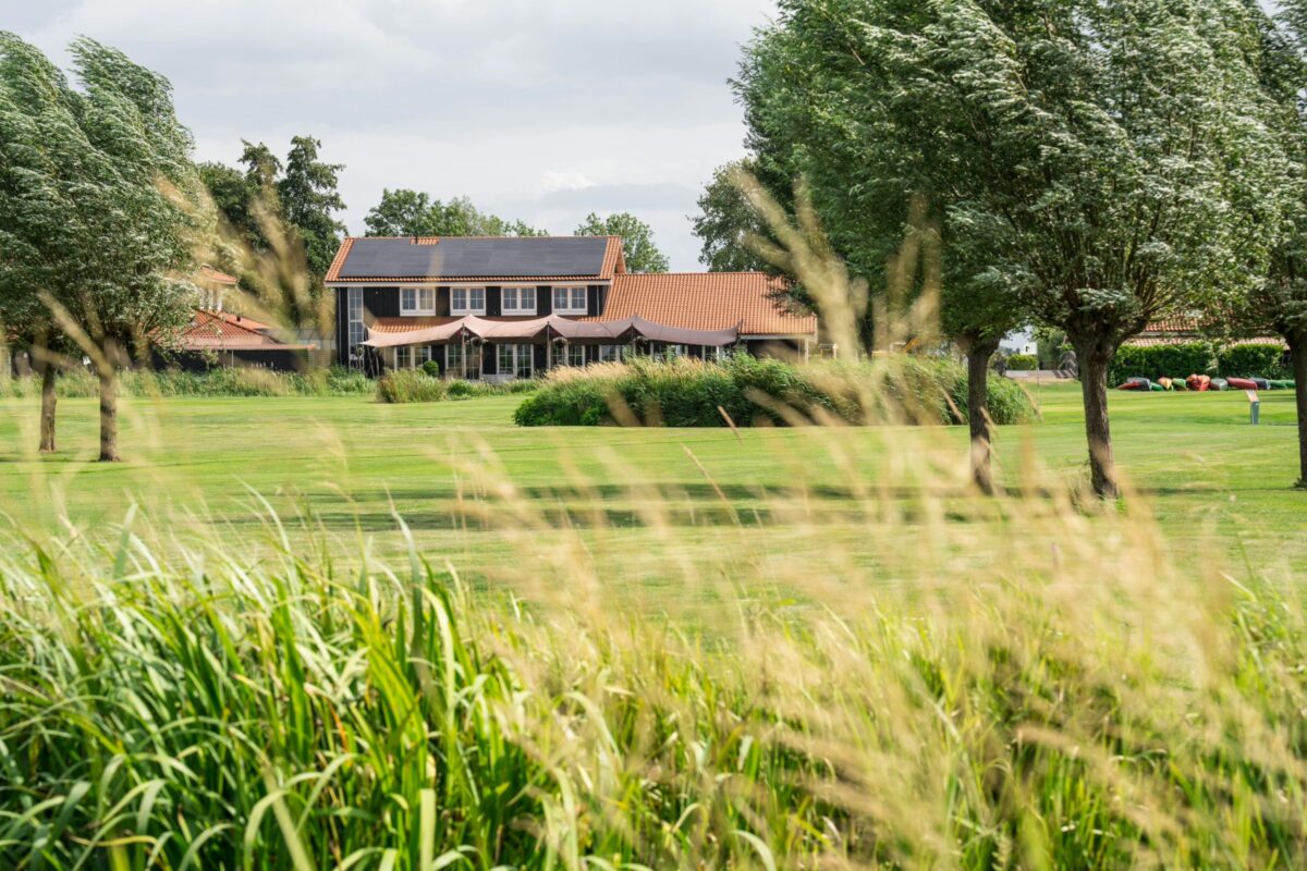 Aanzicht Kameryck vanuit het riet, over het weiland