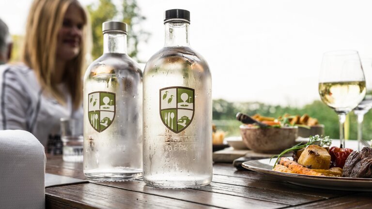 plat-en-bruis-water-op-tafel-klein.jpg